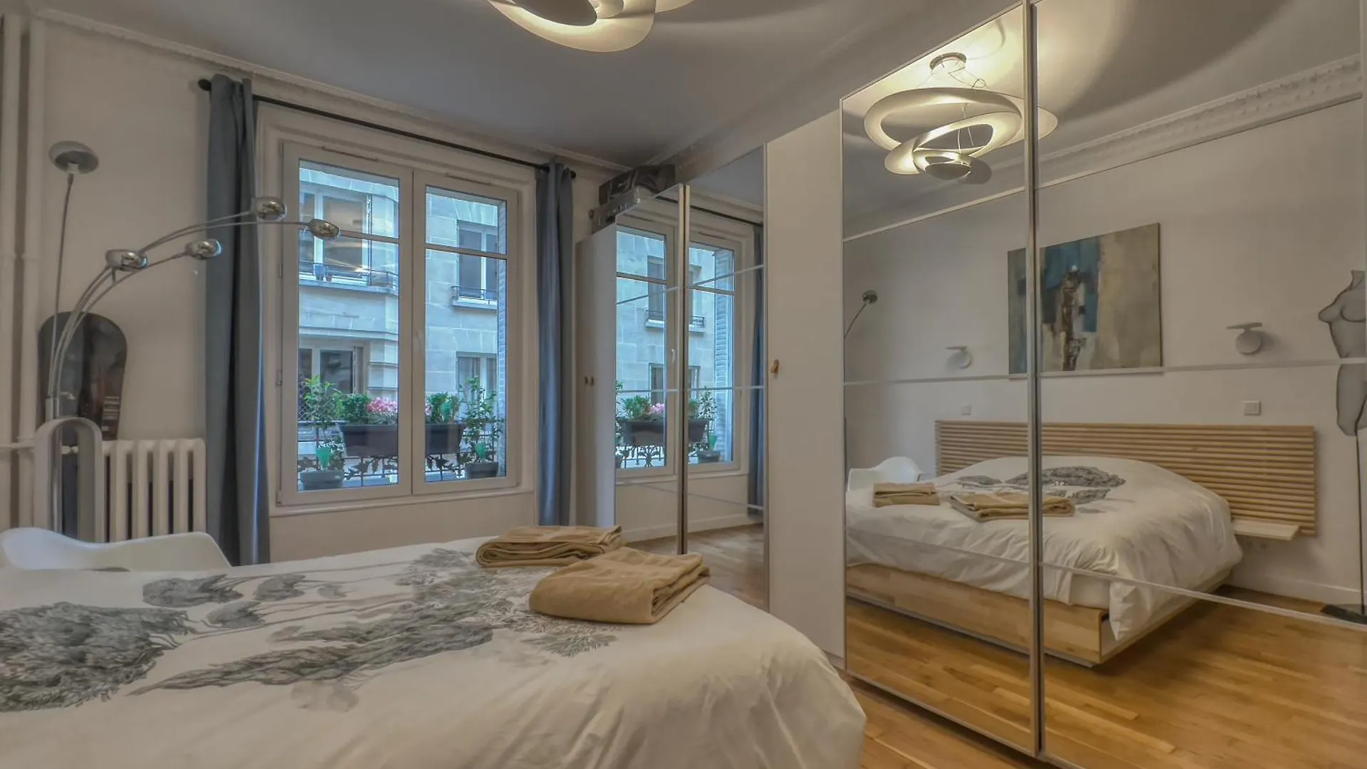 Luxury Place Near Champs Elysees Paris