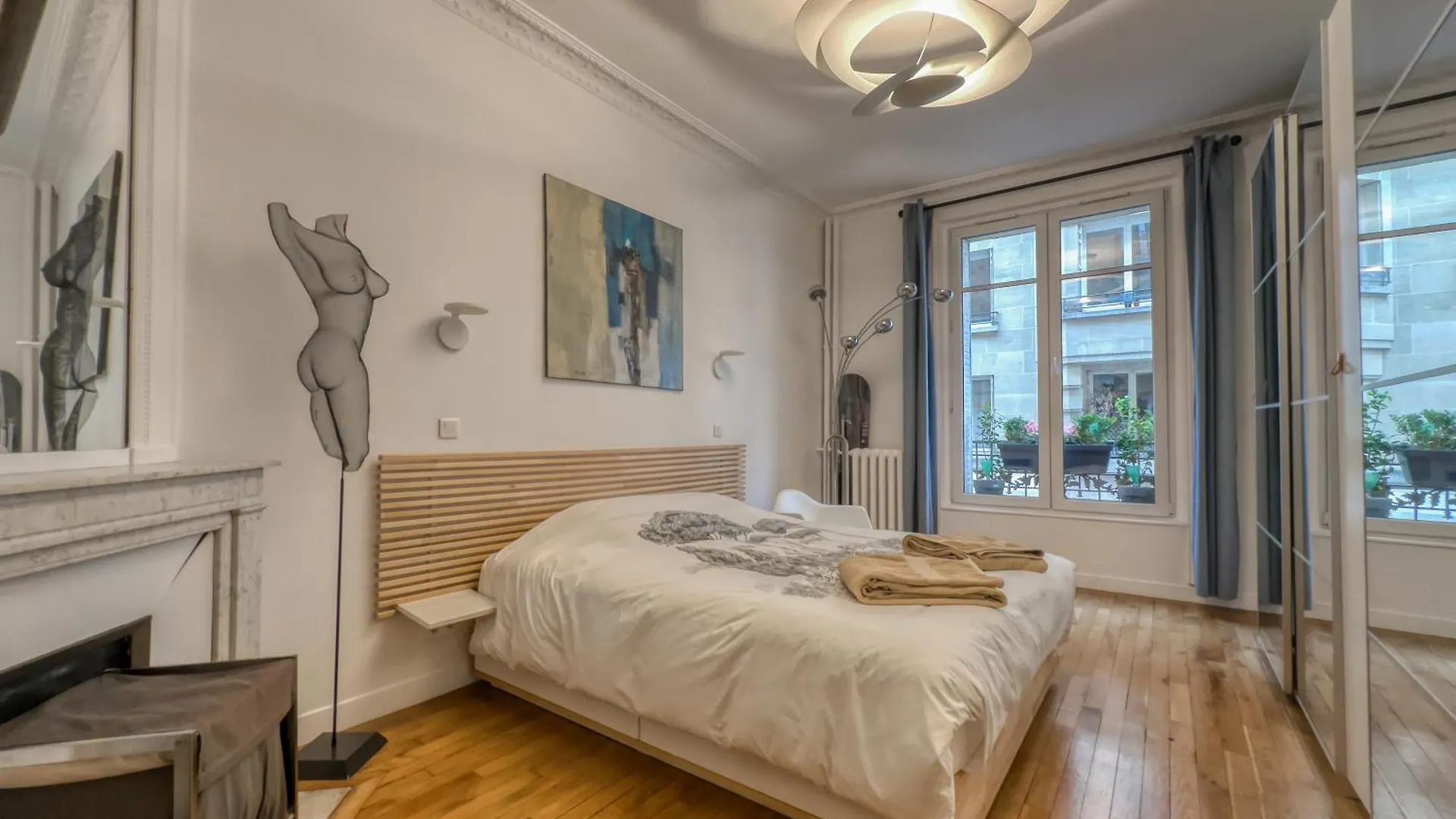Luxury Place Near Champs Elysees Paris